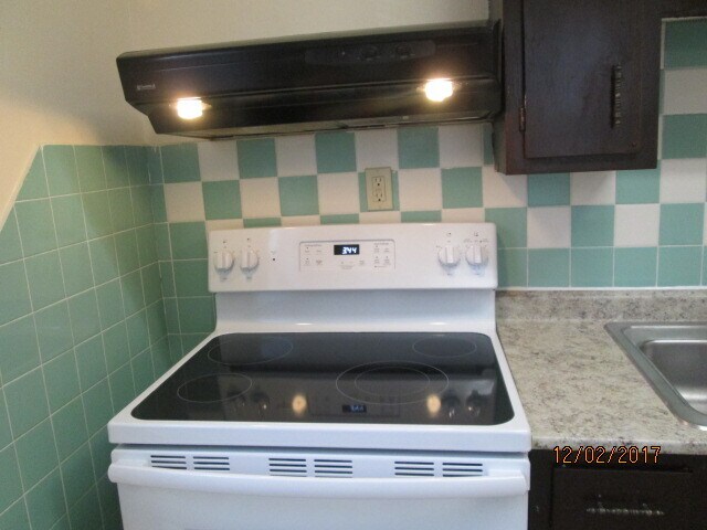 Rangehood & Stove - 265 2nd St