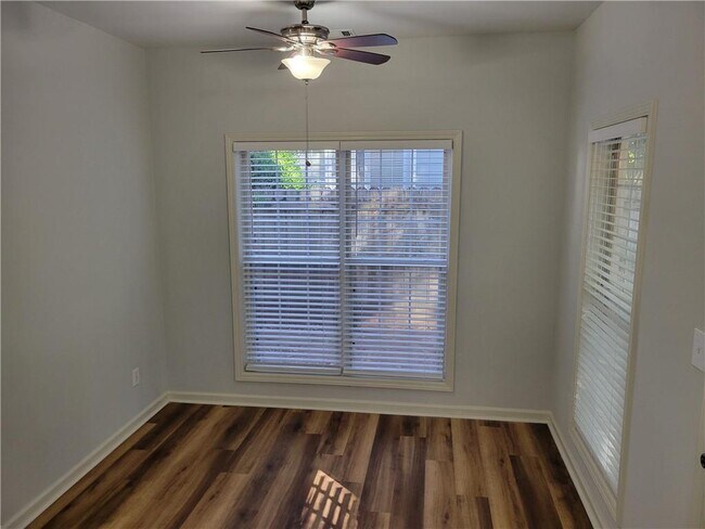 Foto del edificio - 3001 Rosebrook Dr