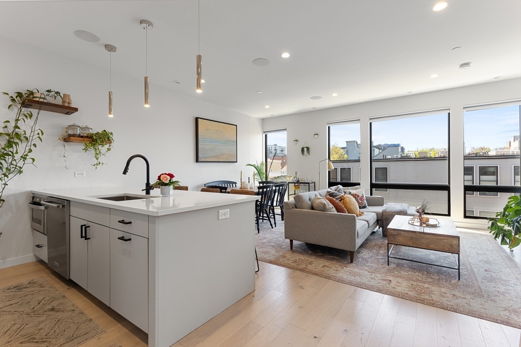 Foto principal - 340 W 2nd St