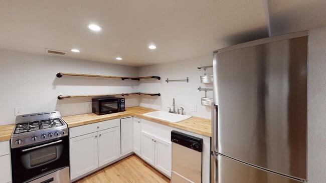 Foto del edificio - Bright South Park Hill basement apartment by William H McNichols Park