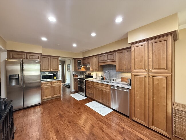 Building Photo - 772 Greenhills Dr