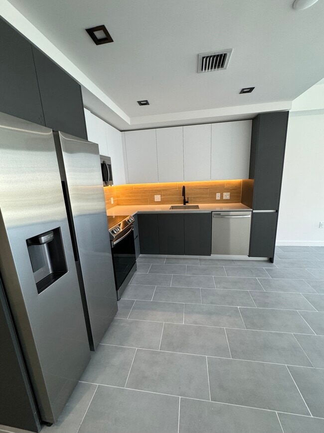 Building Photo - 431 NE 29th St