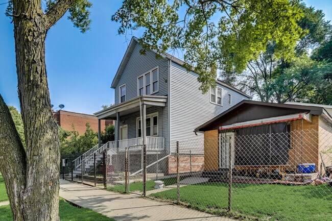 Building Photo - 6613 S Justine St