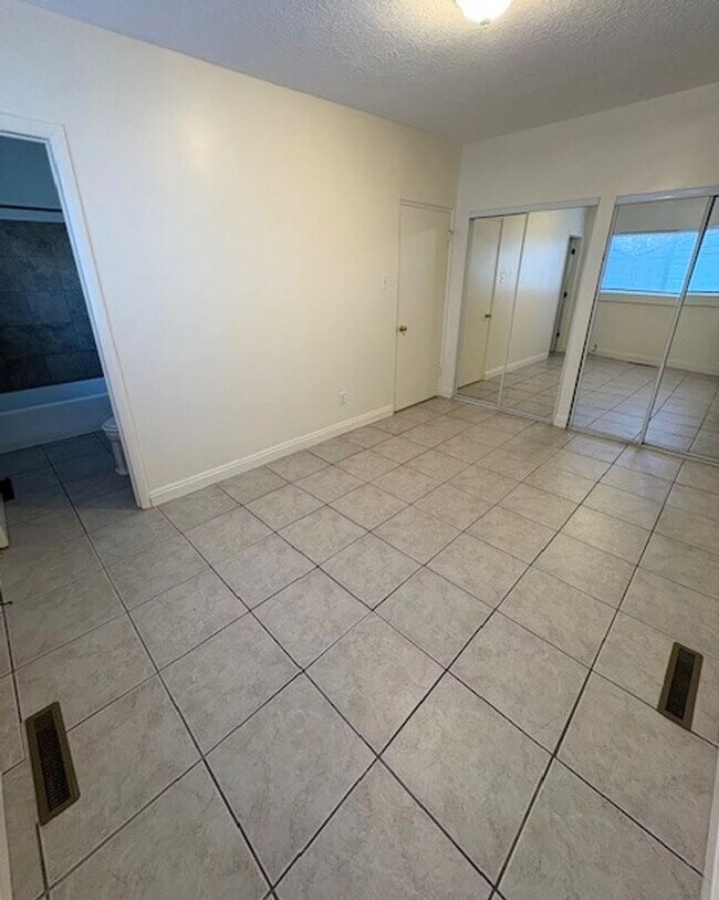 Building Photo - 1 Bedroom Multiplex Near Liberty Park!