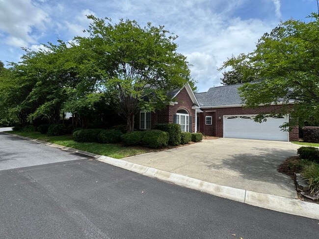 Building Photo - 895 W Glouchester Dr