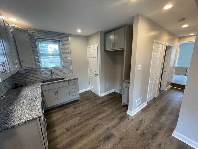 Foto del edificio - Rehabbed Spacious 2 BR/1BA House - Northwoods