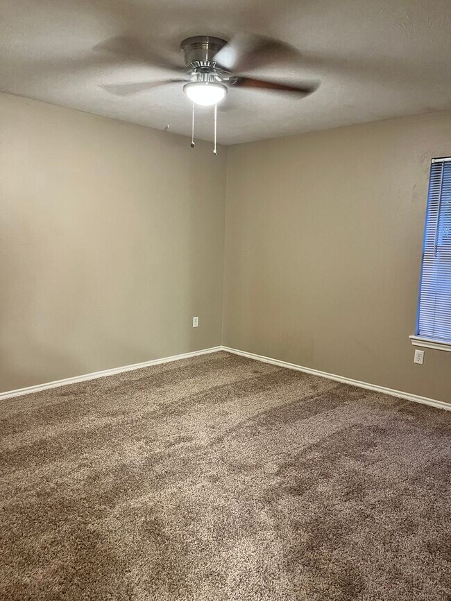 Foto del edificio - Galloping Way Triplex