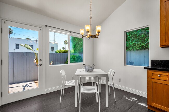 Building Photo - 910 N Hayworth Ave