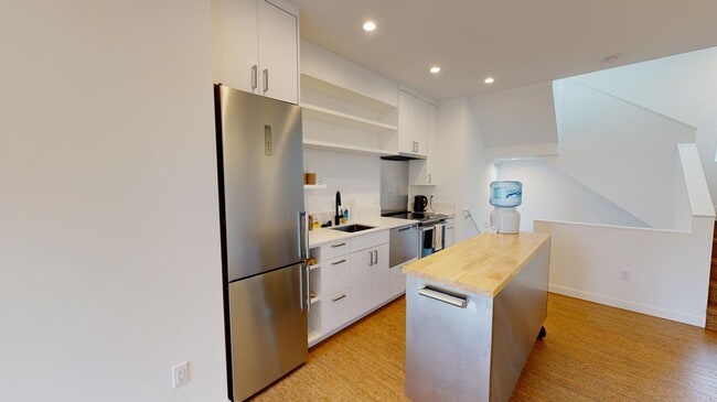 Building Photo - Chic Wallingford townhouse near Gas Works Park