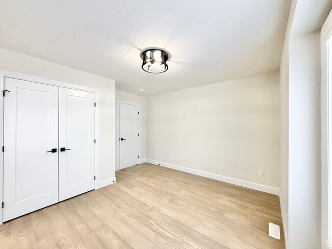 Photo du bâtiment - 4 BED - 3.5 BATH - LONDON - FULL HOUSE
