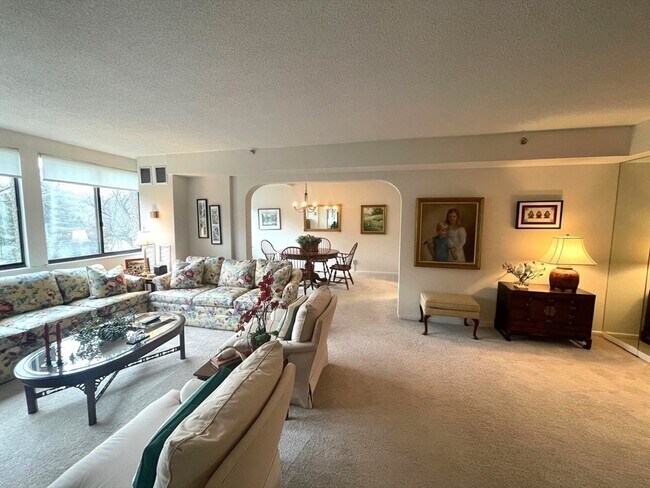 Foto del edificio - 250 Hammond Pond Pkwy