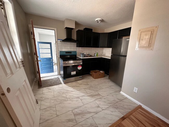 Building Photo - Room in House on Rock Quarry Rd