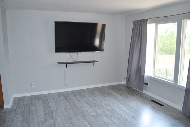 Building Photo - 320 Cuchara St