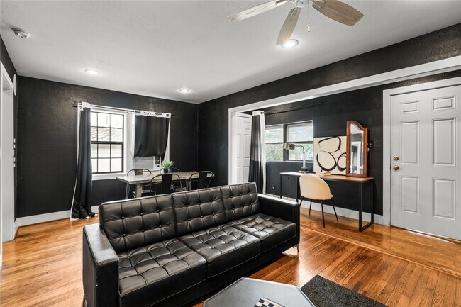 Foto del edificio - 3312 Greenbriar Dr