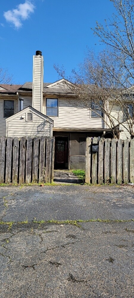 Building Photo - Spacious Townhome
