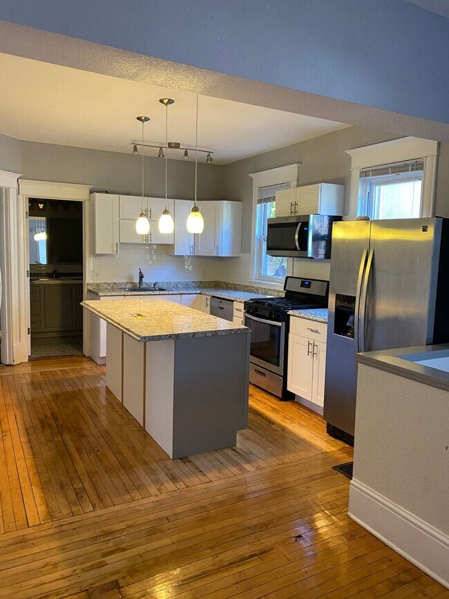 Building Photo - 4 bedroom 2 bath available 9/1/2023