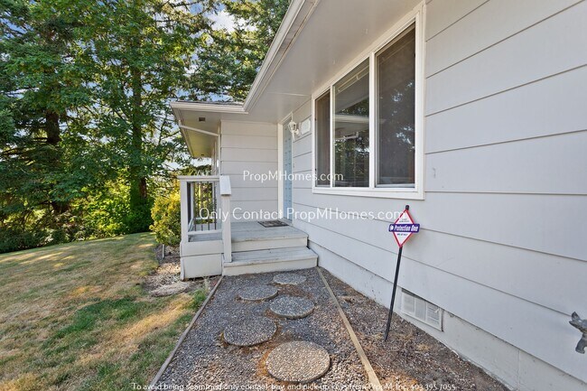 Building Photo - Experience Cozy Extravagance in a Two-Bedr...