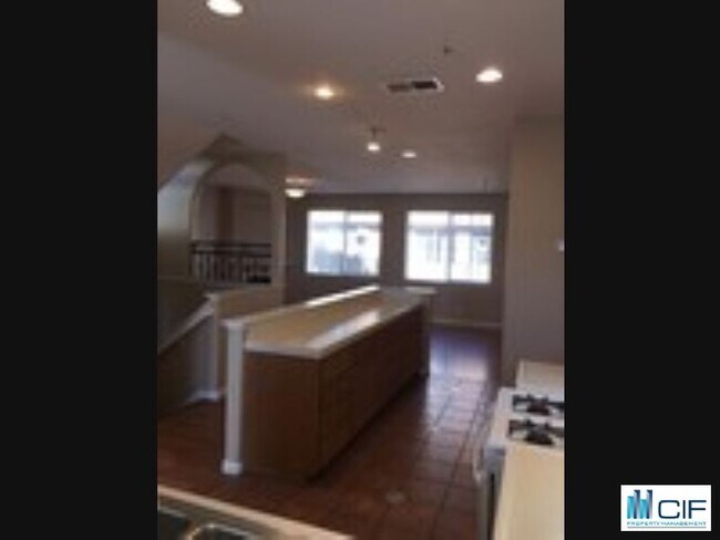 Building Photo - 546 Secoya St