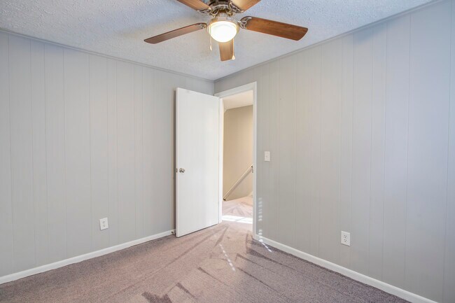 Building Photo - 163 Lois Dr