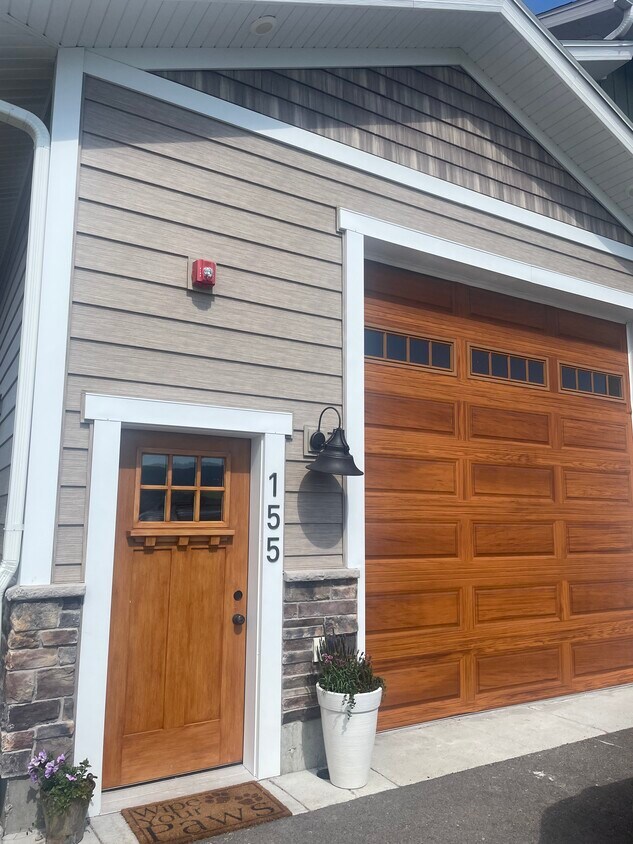 Primary Photo - 155 Stonefly Ln