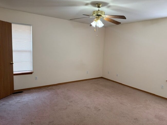 Building Photo - All brick 3 bed 2 bath in SE Springfield