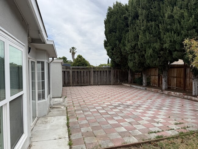 Building Photo - 4717 Beechwood Ave