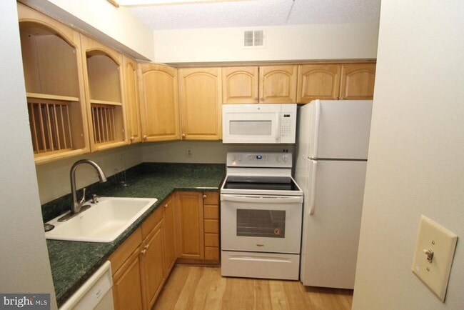 Building Photo - 8600A Village Square Dr