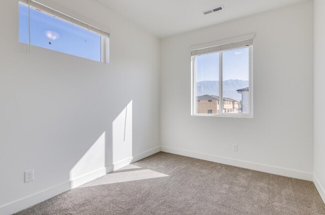 Building Photo - Move-In Ready 4-Bedroom Rental in the Hear...
