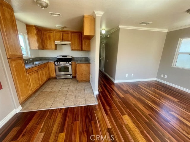 Building Photo - 214 N Spruce Ave