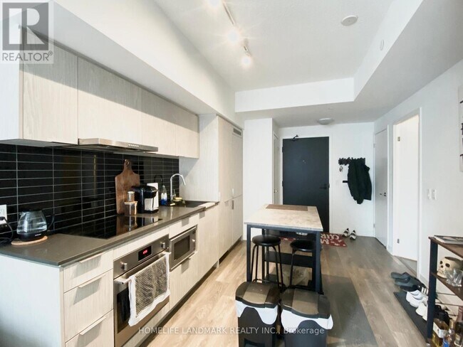 Building Photo - 60 Shuter St