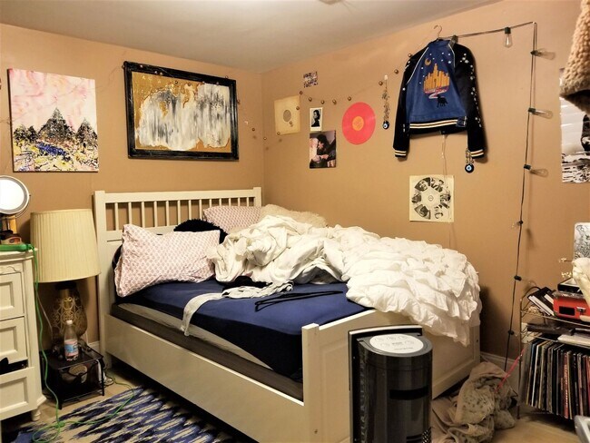 Foto del edificio - RENOVATED GARDEN LEVEL 3 BED/2 BATH ON SAINT LUKES RD FOR 9/1 ~ CENTRAL AIR