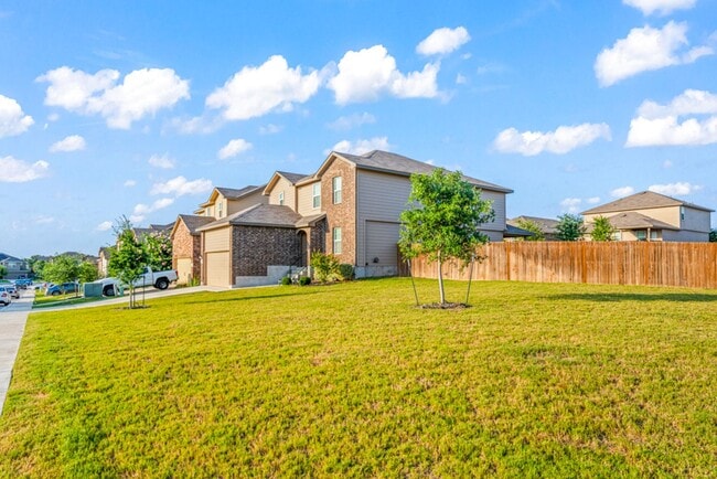 Building Photo - Five Bedroom 3.5 Bath Home For Rent
