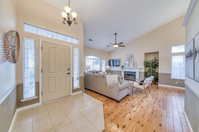 Foto del edificio - Gorgeous 3/2 Home in well established Clovis Neighborhood