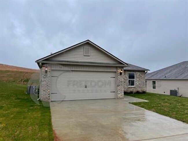 Building Photo - Modern 3-Bedroom Home with Spacious Backya...