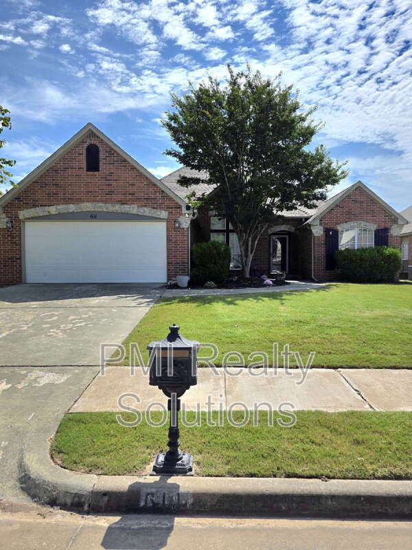 Primary Photo - 611 N Douglas St