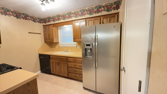 Building Photo - Welcome to this charming 3-bedroom, 2-bathroom duplex located in the vibrant community of Broken ...