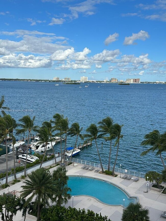 Foto del edificio - 1865 79th Street Causeway