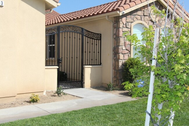 Building Photo - 6663 N Ofelia Dr