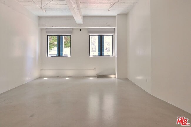 Foto del edificio - 849 S Broadway