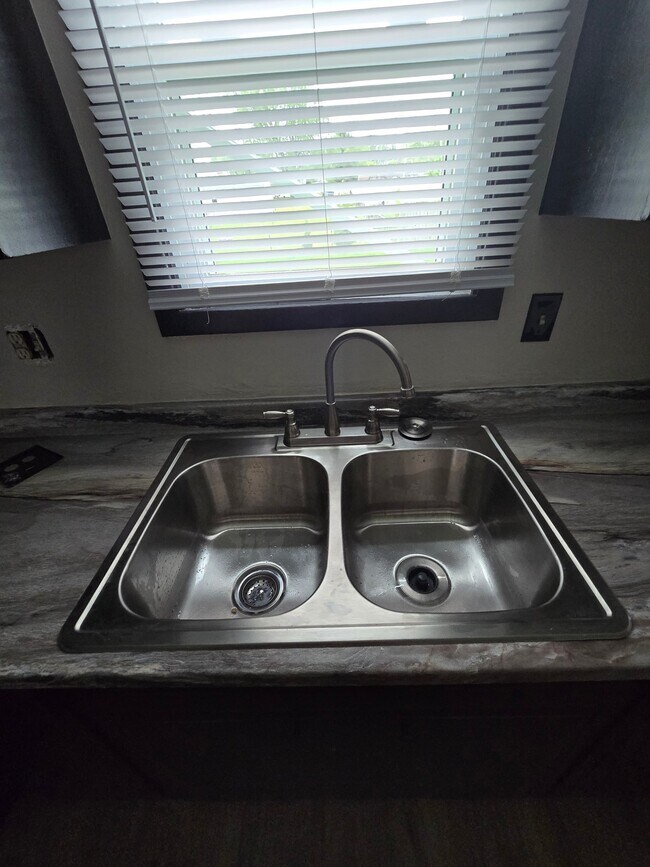 Foto del edificio - 1413 E 38th St