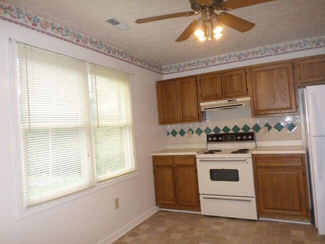Building Photo - 3 Bedroom 2.5 Bath Townhouse