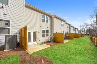 Building Photo - 631 Magnolia Cir