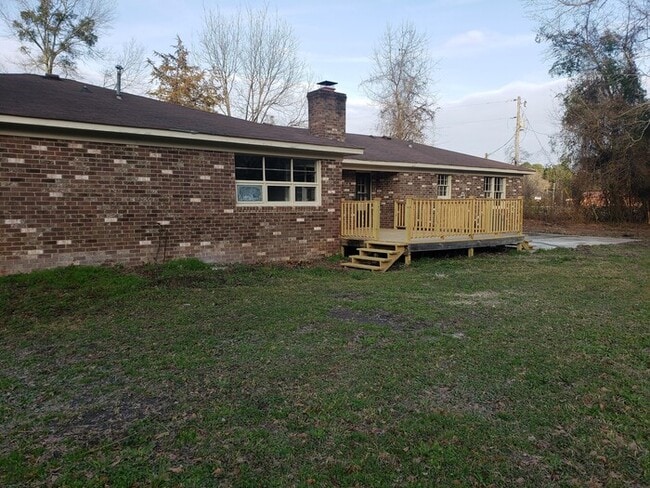 Building Photo - Newly renovated!