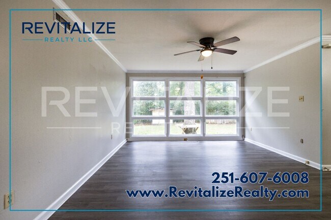 Building Photo - PRICE IMPROVEMENT! Spacious 3 Bed/2 Bath H...