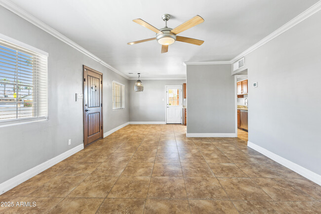 Foto del edificio - 3545 E Flower St