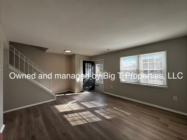 Building Photo - Coming soon* Cute Townhouse between Woodbridge and Triangle