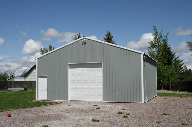 Building Photo - 25 Green Tree Dr