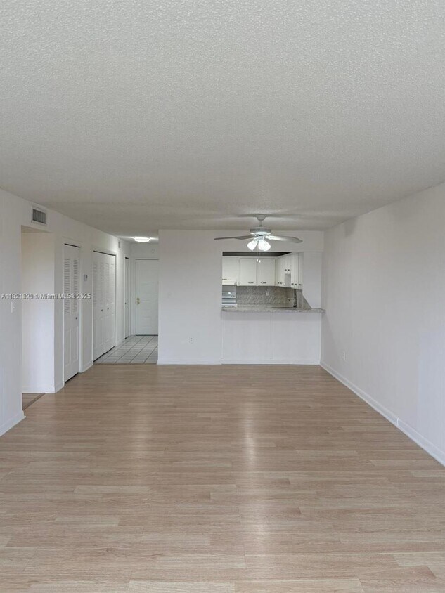Foto principal - 7010 NW 186th St
