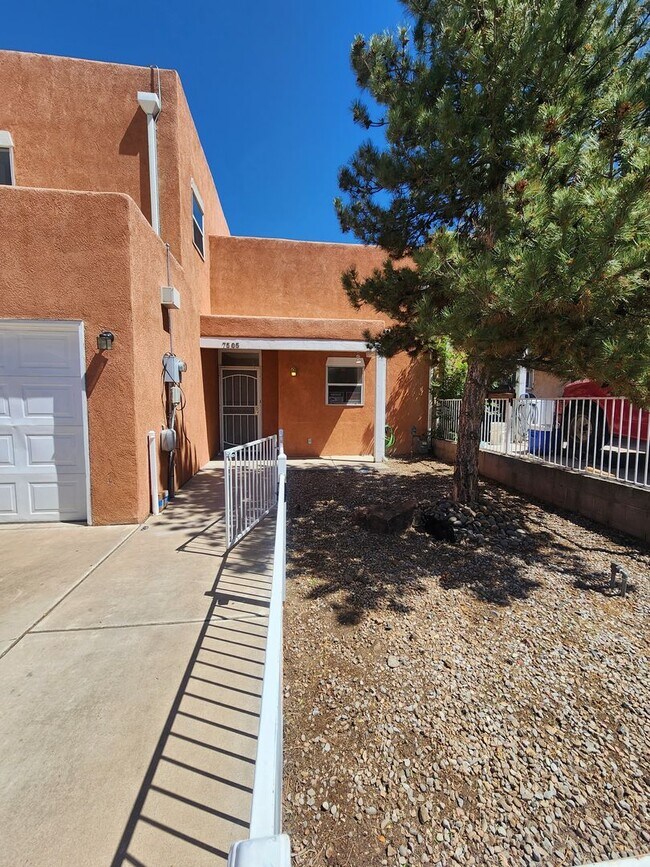 Foto del edificio - Charming Townhome in Southeast Albuquerque