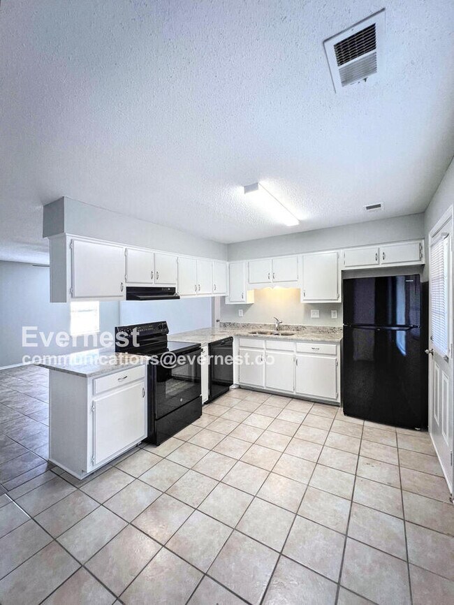 Building Photo - 3455 Castle Dr